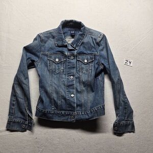 GAP Women's Denim Jacket in Medium Blue Wash Size M